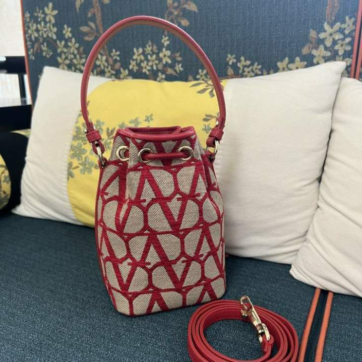 Picture of Valentino Handbags _SKUfw161080981fw